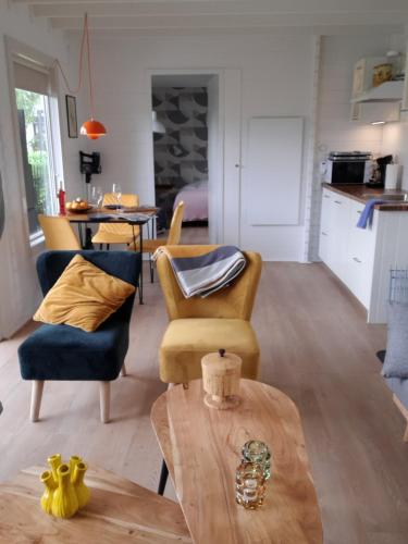 a living room with a table and chairs at Tuinhuis Vijverzicht in Leeuwarden
