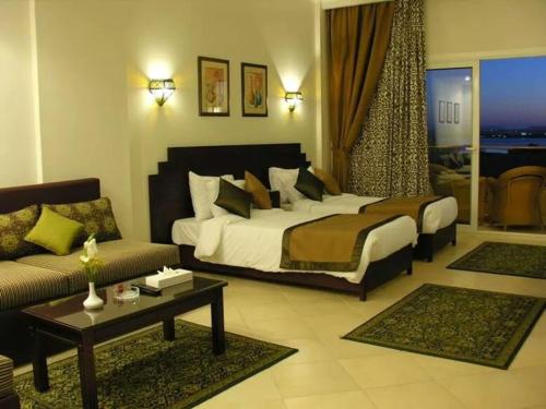 Postel nebo postele na pokoji v ubytování Sunset Boutique Hotel Sahl Hasheesh