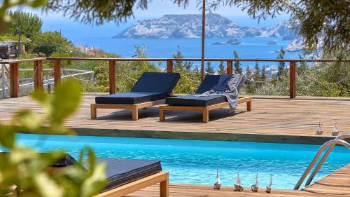 una terraza con 2 sillas junto a una piscina en Casa Blue Villa in Crete, en Agia Pelagia