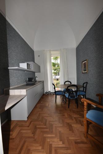 Una cocina y un comedor con mesa y sillas. en Minerva, en Bari