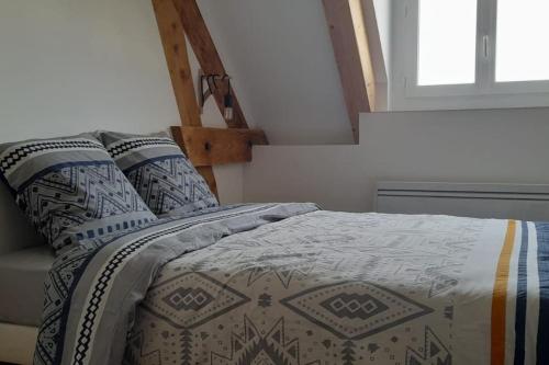 une chambre avec un lit et une fenêtre dans l'établissement charmant studio idéalement situé, à Caen