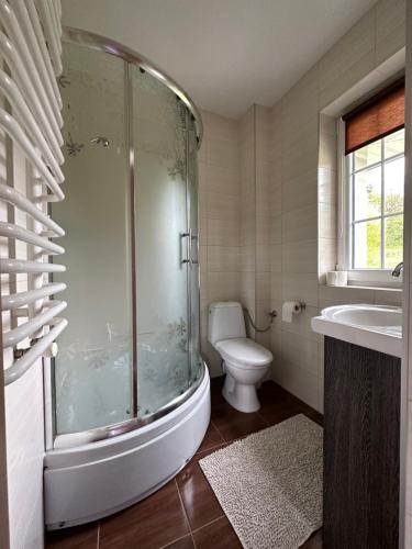 Ένα μπάνιο στο Apartament dwuosobowy Stary dąb