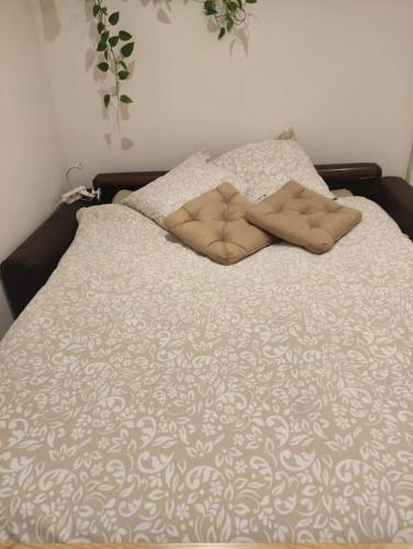 un lit avec deux oreillers dessus dans l'établissement annonce désactiver, à Montbozon