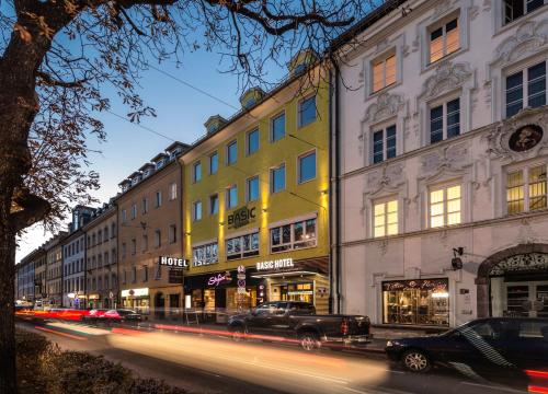 eine Stadtstraße mit Gebäuden und Autos auf der Straße in der Unterkunft Basic Hotel Innsbruck in Innsbruck