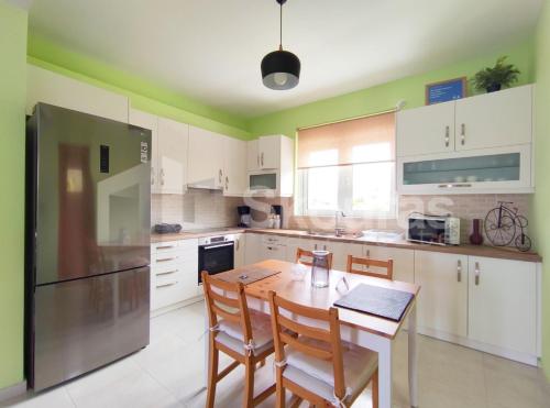Kuchyň nebo kuchyňský kout v ubytování The Bright House a two-storey maisonette in Loutraki