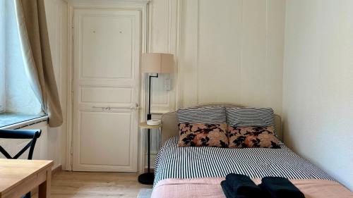 une chambre avec un lit avec deux oreillers dessus dans l'établissement Le Mary, à Autun