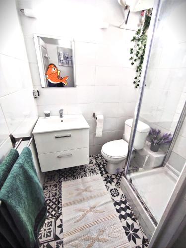 une salle de bain avec toilettes, lavabo et douche dans l'établissement Le petit oasis dans maison niçoise calme proche mer, à Nice