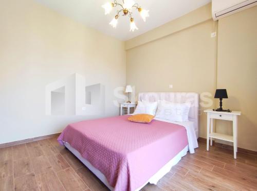 Postel nebo postele na pokoji v ubytování The Bright House a two-storey maisonette in Loutraki