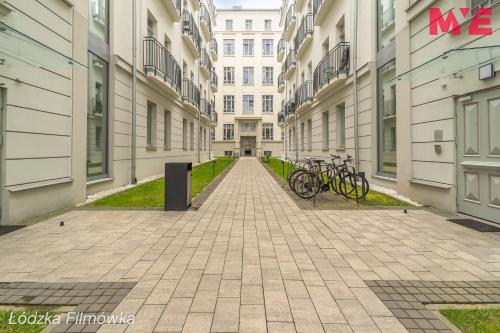 a group of bikes parked in the middle of a building at MYE Apartments - Kamienica Sienkiewicza in Łódź