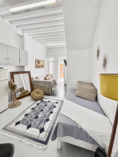 um quarto branco com uma cama e uma cozinha em MATEOS APARTMENT WINDMILLS TOWN em Míconos