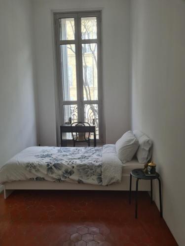 une chambre avec un lit et une fenêtre dans l'établissement Labo, à Marseille