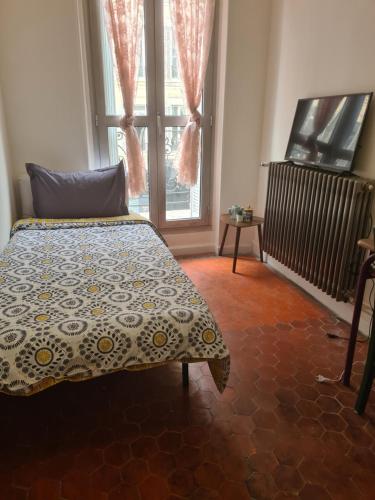 une chambre avec un lit et une grande fenêtre dans l'établissement Labo, à Marseille