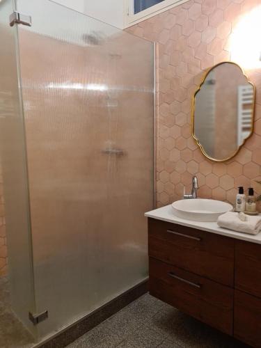 une salle de bain avec une douche avec un lavabo et un miroir dans l'établissement Labo, à Marseille