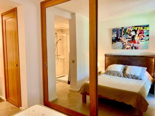 un miroir en face d'une chambre avec un lit dans l'établissement St Tropez T2 central, à Saint-Tropez