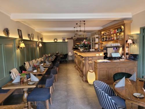 a restaurant with wooden tables and chairs and a bar at Seeliebe mit Sauna und nur 50 mtr. bis zum Strand in Senftenberg