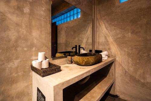 een badkamer met een wastafel en een spiegel bij Padawatu Villas in Uluwatu