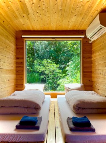 Postel nebo postele na pokoji v ubytování 西海岸オーガニック小麦畑1200坪眺望FarmStayYululu