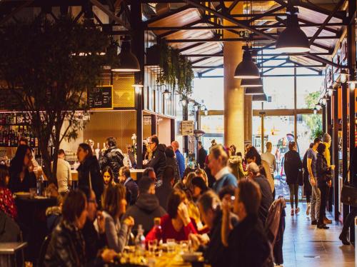 Une foule de personnes assises à table dans un restaurant dans l'établissement Sète Plage Corniche, à Sète