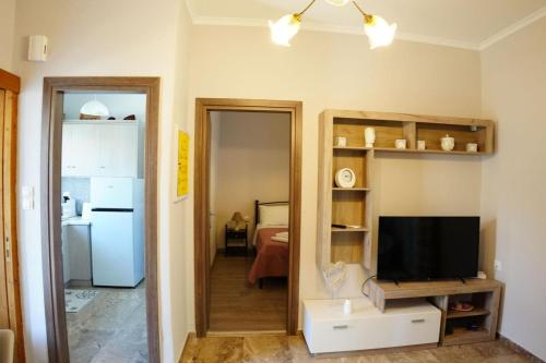 Televízia a/alebo spoločenská miestnosť v ubytovaní Centro Bianco Lefkada