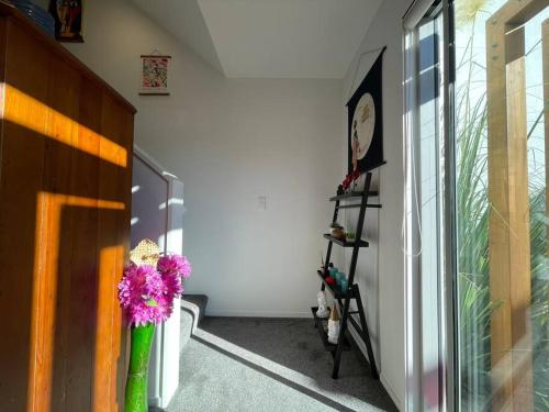 a room with a bunch of flowers on the wall at CBD 2 Bedroom Parkside Living By Hagley with Free Parking in Christchurch