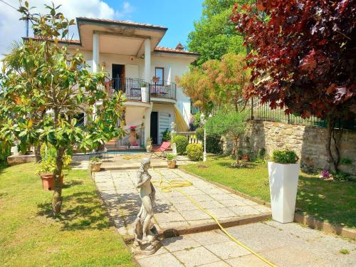 a statue of a dog in front of a house at La Maison des Rèves -Langhe Piemonte in Torre Bormida
