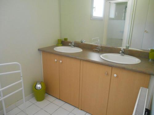 une salle de bain avec deux lavabos et un grand miroir dans l'établissement La maison d Ans l Charmante maison en pierres apparentes, à La Forge-dʼAns