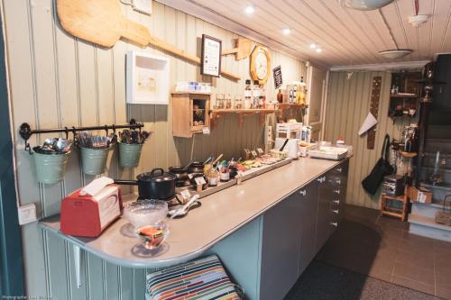 uma cozinha com um balcão e uma bancada em ÖlandsRo B&B em Föra