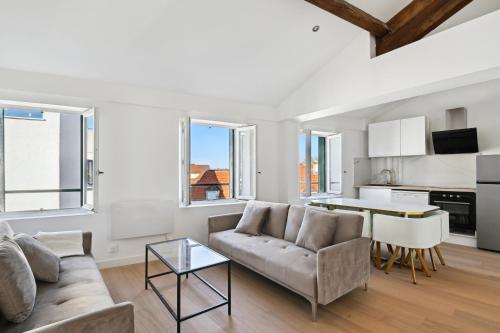 un salon avec un canapé et une table dans l'établissement Duplex - 3 chambres - Coeur d'Arpajon, à Arpajon