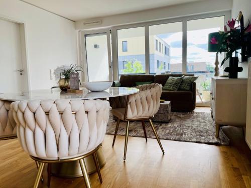 eine Küche und ein Wohnzimmer mit Tisch und Stühlen in der Unterkunft Albert Einstein Suite im Wissenschaftspark in Osnabrück