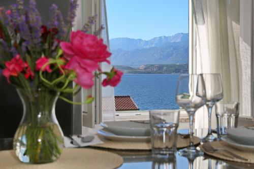 Sea & Mountain View By Apartment Brane