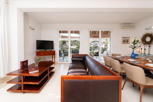 Μια τηλεόραση ή/και κέντρο ψυχαγωγίας στο VILLA PHILIPPA - luxurious five-room villa - idyllic location - first row to the sea - spectacular view of the sea bay - unforgettable sunsets - 15 minutes from Supetar ferry port - free parking - private pool