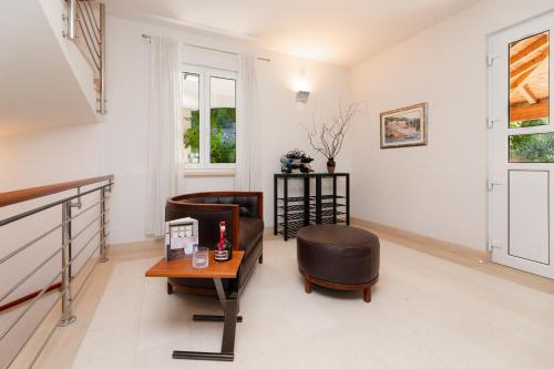 Χώρος καθιστικού στο VILLA PHILIPPA - luxurious five-room villa - idyllic location - first row to the sea - spectacular view of the sea bay - unforgettable sunsets - 15 minutes from Supetar ferry port - free parking - private pool