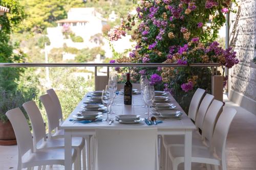 Κήπος έξω από το VILLA PHILIPPA - luxurious five-room villa - idyllic location - first row to the sea - spectacular view of the sea bay - unforgettable sunsets - 15 minutes from Supetar ferry port - free parking - private pool