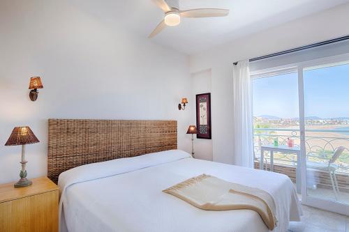A bed or beds in a room at Hotel Noguera Mar