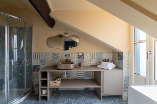 un baño con lavabo y ducha en Villa Rappis, en Imperia