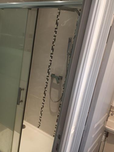 une pièce avec une porte vitrée avec un ruban à mesurer dans l'établissement Appartement f3, à Cormeilles-en-Parisis