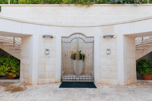 Φωτογραφία από το άλμπουμ του VILLA PHILIPPA - luxurious five-room villa - idyllic location - first row to the sea - spectacular view of the sea bay - unforgettable sunsets - 15 minutes from Supetar ferry port - free parking - private pool σε Sutivan
