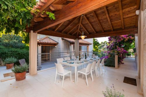 Αίθριο ή υπαίθριος χώρος στο VILLA PHILIPPA - luxurious five-room villa - idyllic location - first row to the sea - spectacular view of the sea bay - unforgettable sunsets - 15 minutes from Supetar ferry port - free parking - private pool