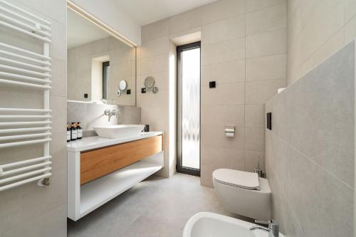 ein weißes Badezimmer mit Waschbecken und Toilette in der Unterkunft Villa Pinna in Zaton