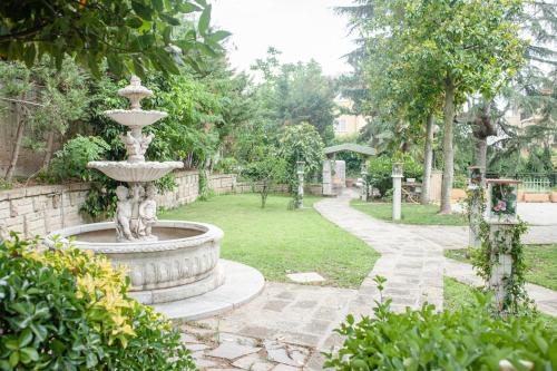 fontanna na środku ogrodu w obiekcie SPA B&B Roma D'Autore Il Nido d'Amore w Rzymie