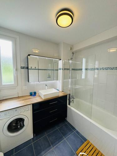 une salle de bain avec un lavabo et une machine à laver dans l'établissement 3 pièces centre ville, 400m plage, wifi, à Quiberon