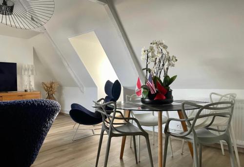 une salle à manger avec une table et des chaises dans l'établissement Le Clos de Colombiers hyper centre parking privé, proche sites du Débarquement, à Bayeux
