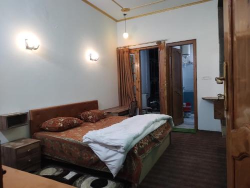 Postel nebo postele na pokoji v ubytování HOTEL Cedar Heritage