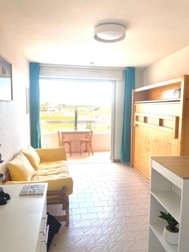 un salon avec un canapé et une table dans l'établissement Studio 100m de la mer et port, à Valras-Plage