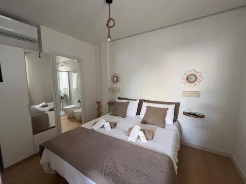 Un dormitorio con una cama grande con toallas. en Monolocale Home nel cuore di Otranto abbonamento parcheggio gratis, en Otranto