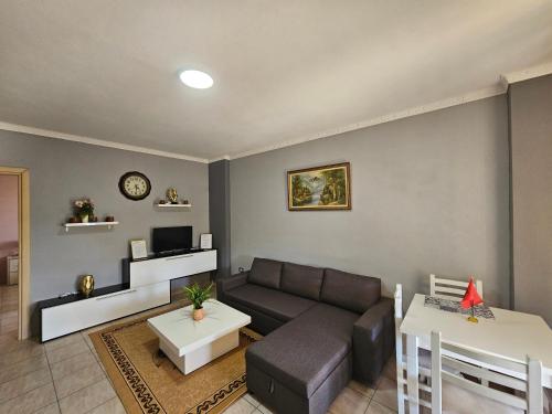 salon z kanapą i stołem w obiekcie Bral Apartments w Durrës