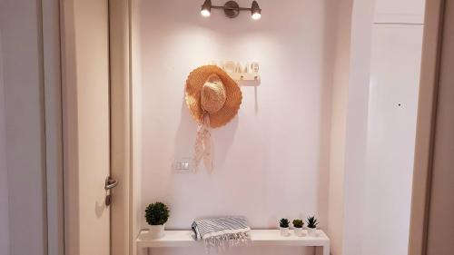 a white room with a hat on the wall at Sunshine home Sal in Santa Maria