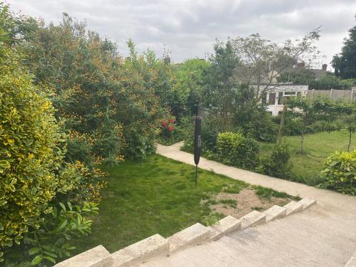 Taman di luar Detached Romantic Studio.