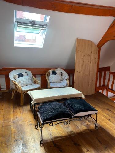 Ce lit se trouve dans un dortoir doté de 2 chaises et d'une fenêtre. dans l'établissement Maison Normande Honfleur, à Honfleur