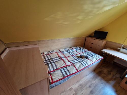 a small room with a bed and a desk at Agroturystyka Ruta nad zalewem Siemianówka in Łuka